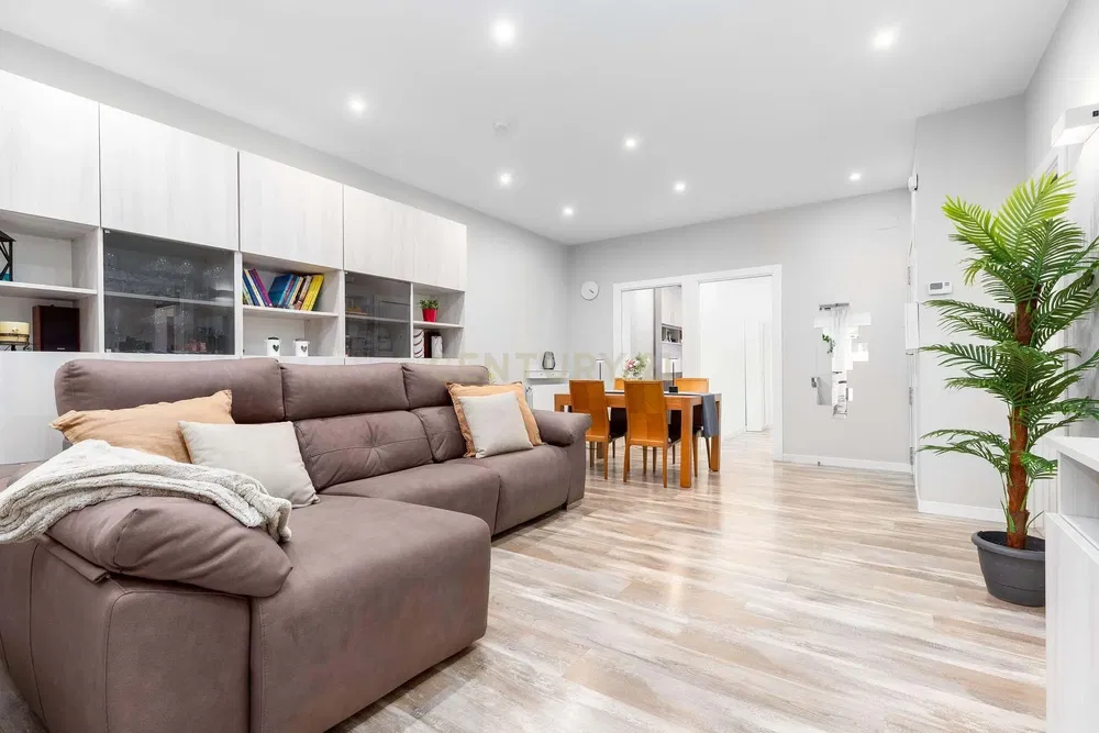 Кухня; кухненски уреди, дървен под, естествена светлина, модерен стил