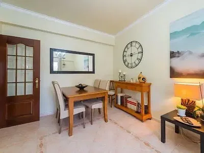 Cocina; electrodomésticos, suelo de madera, luz natural, estilo moderno