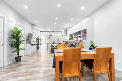 Wohnzimmer; holzboden, tageslicht, moderner stil