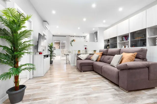 Кухиња; кухињски апарати, дрвени под, природно светло, модерни стил