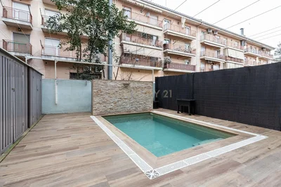 Soggiorno; pavimento in legno, luce naturale, stile moderno