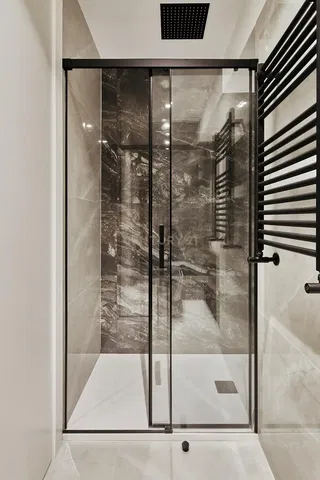 Küche; küchengeräte, holzboden, tageslicht, moderner stil