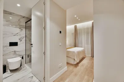 Küche; küchengeräte, holzboden, tageslicht, moderner stil