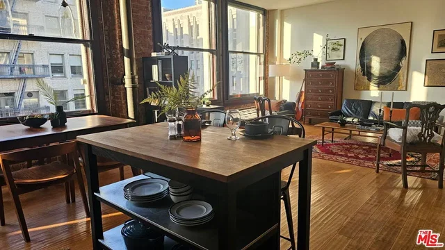 Cuisine; électroménager, parquet, lumière naturelle, style moderne