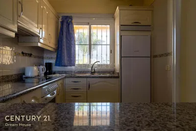 Кухиња; кухињски апарати, дрвени под, природно светло, модерни стил