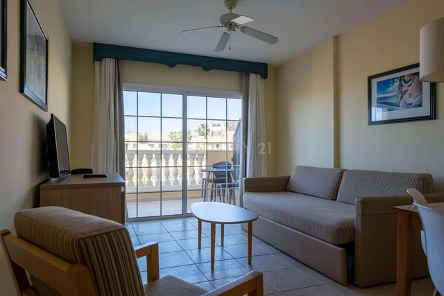 Küche; küchengeräte, holzboden, tageslicht, moderner stil