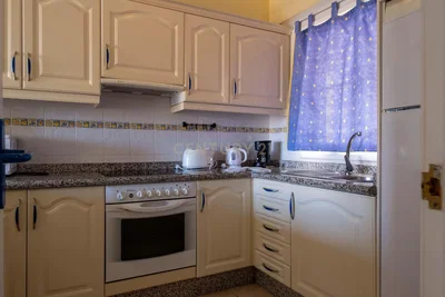 Cocina; electrodomésticos, suelo de madera, luz natural, estilo moderno