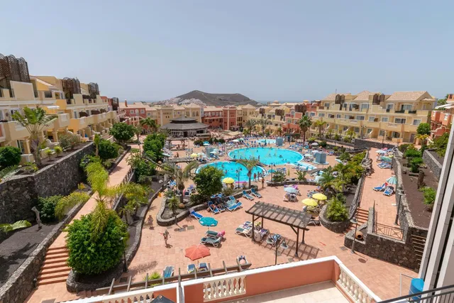 Кухиња; кухињски апарати, дрвени под, природно светло, модерни стил