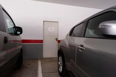 Küche; küchengeräte, holzboden, tageslicht, moderner stil