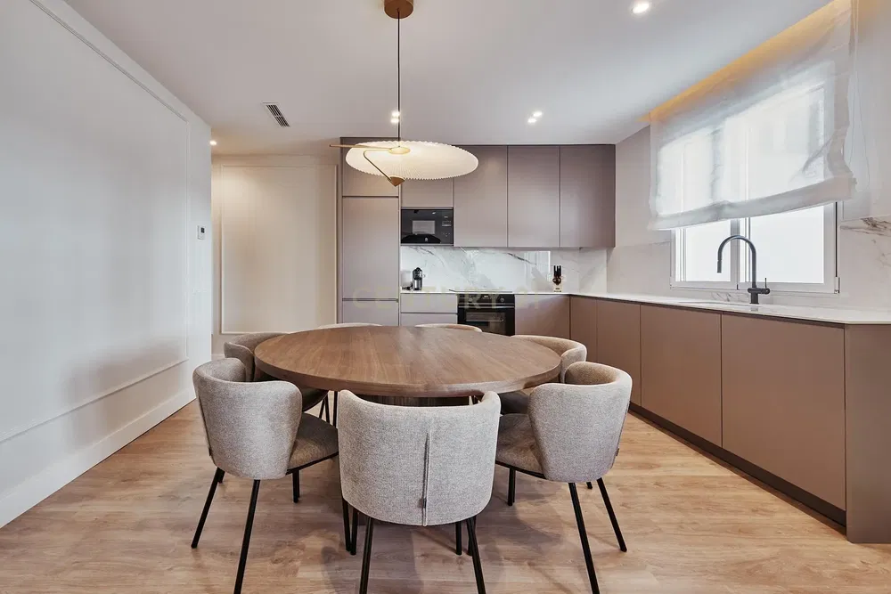 Дневна соба; дрвени под, природно светло, модерни стил