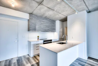Cuisine; électroménager, parquet, lumière naturelle, style moderne