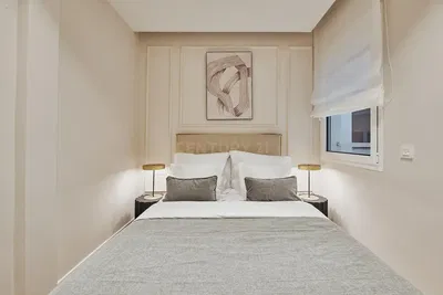 Cuisine; électroménager, parquet, lumière naturelle, style moderne