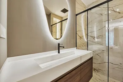 Küche; küchengeräte, holzboden, tageslicht, moderner stil