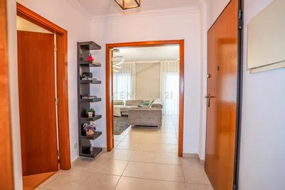 Cuisine; électroménager, parquet, lumière naturelle, style moderne