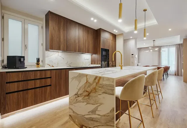 Кухиња; кухињски апарати, дрвени под, природно светло, модерни стил