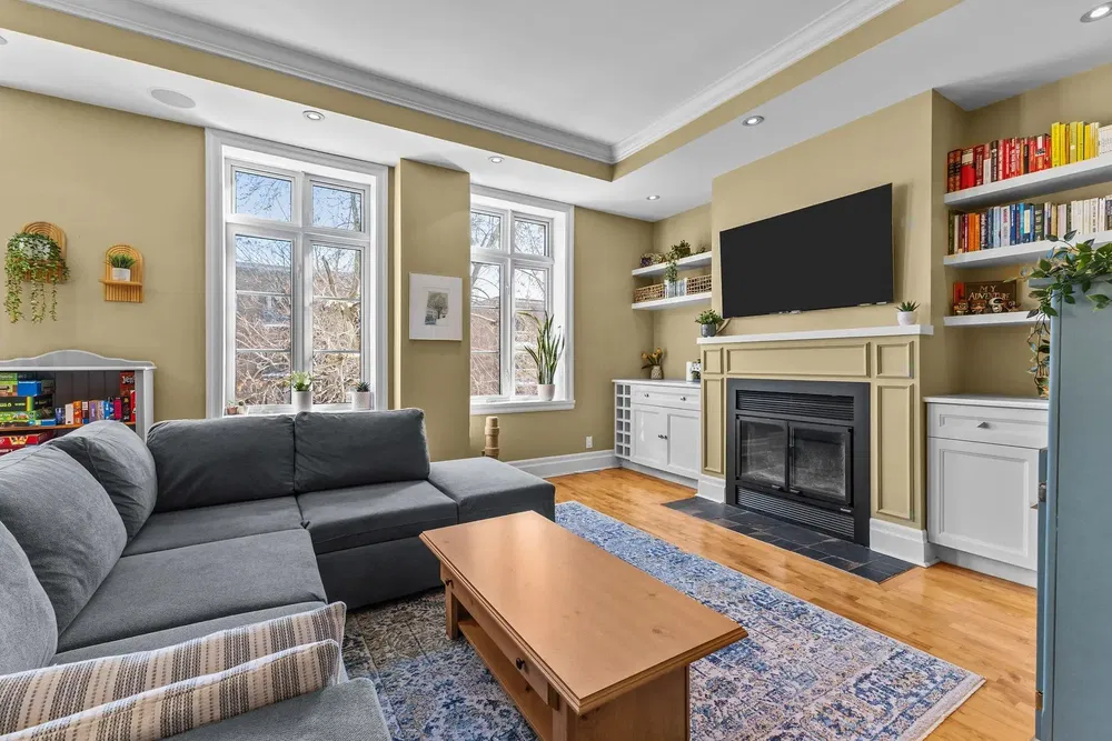 Κουζίνα; συσκευές κουζίνας, ξύλινο πάτωμα, φυσικό φως, μοντέρνο στυλ