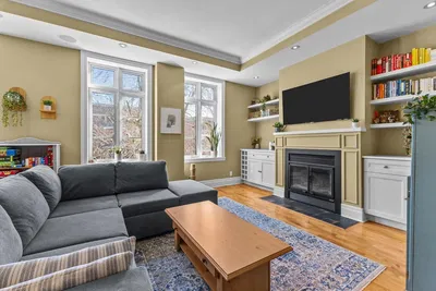 Κουζίνα; συσκευές κουζίνας, ξύλινο πάτωμα, φυσικό φως, μοντέρνο στυλ