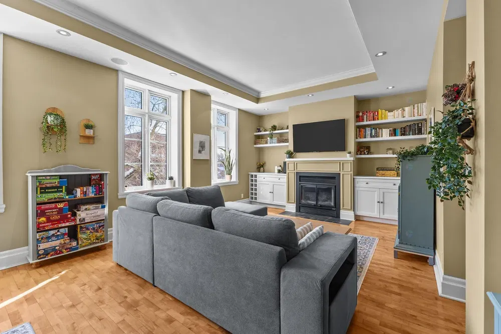 Κουζίνα; συσκευές κουζίνας, ξύλινο πάτωμα, φυσικό φως, μοντέρνο στυλ