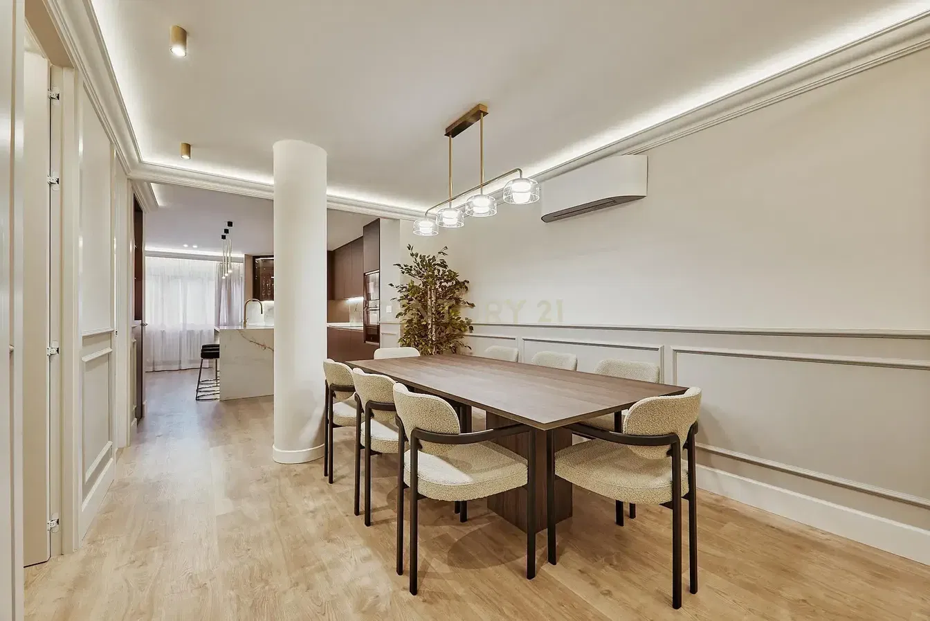 Küche; küchengeräte, holzboden, tageslicht, moderner stil