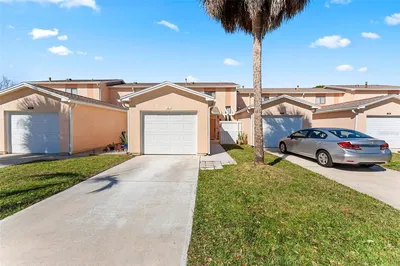 Кухиња; кухињски апарати, дрвени под, природно светло, модерни стил