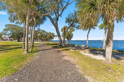 Кухиња; кухињски апарати, дрвени под, природно светло, модерни стил
