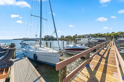 Дневна соба; дрвени под, природно светло, модерни стил