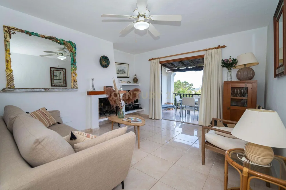 Mutfak; mutfak aletleri, ahşap zemin, doğal ışık, modern stil