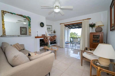 Mutfak; mutfak aletleri, ahşap zemin, doğal ışık, modern stil