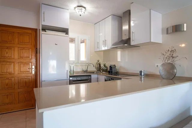 Keuken; keukenapparatuur, houten vloer, natuurlijk licht, moderne stijl