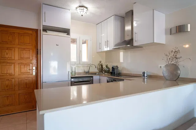 Кухиња; кухињски апарати, дрвени под, природно светло, модерни стил