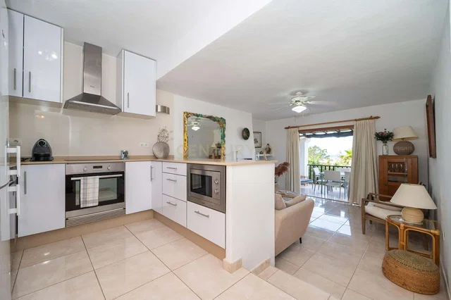 Woonkamer; houten vloer, natuurlijk licht, moderne stijl