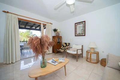 Oturma odası; ahşap zemin, doğal ışık, modern stil