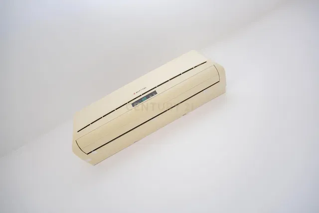 Кухиња; кухињски апарати, дрвени под, природно светло, модерни стил