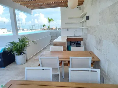 Kuchyně; kuchyňské spotřebiče, dřevěná podlaha, přirozené světlo, moderní styl