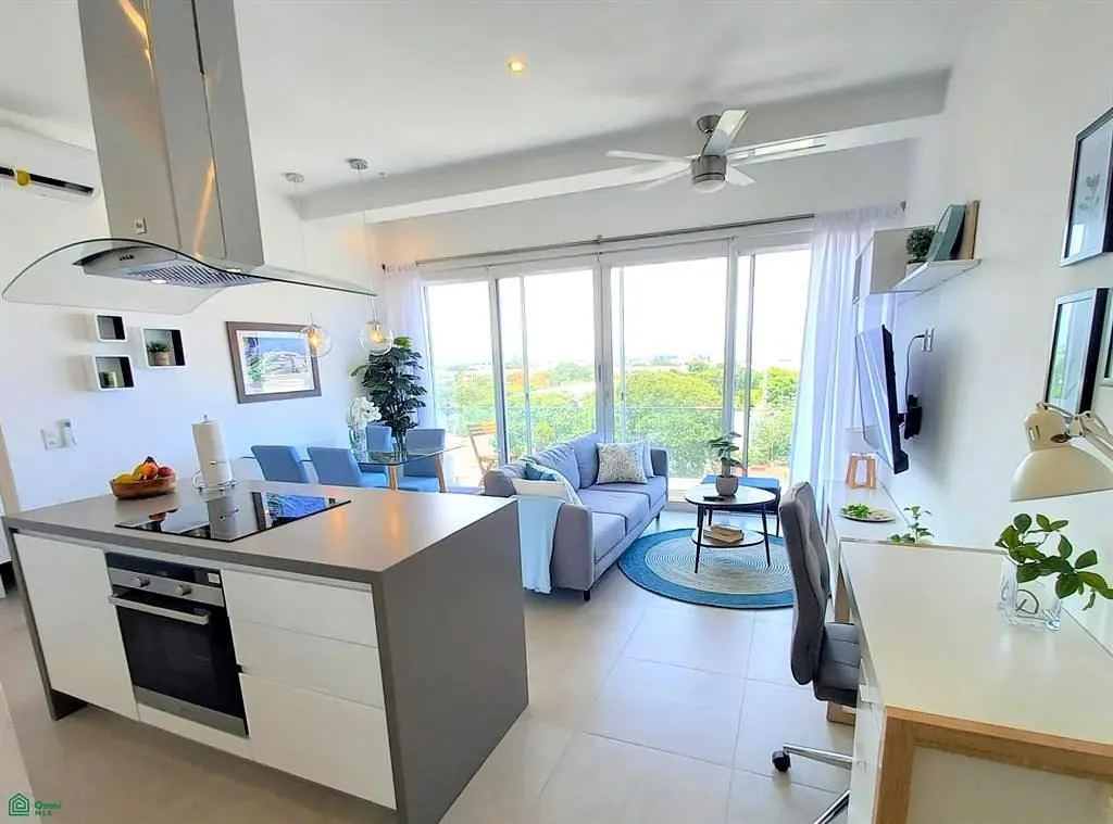 Obývací pokoj; dřevěná podlaha, přirozené světlo, moderní styl