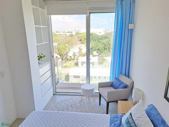 Oturma odası; ahşap zemin, doğal ışık, modern stil