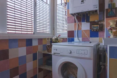 Кухня; кухненски уреди, дървен под, естествена светлина, модерен стил