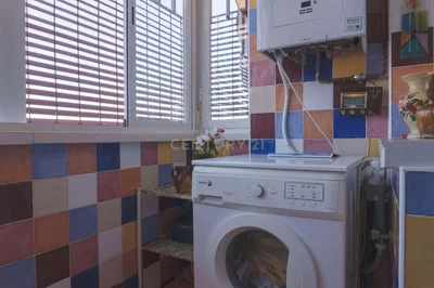 Kuchyně; kuchyňské spotřebiče, dřevěná podlaha, přirozené světlo, moderní styl