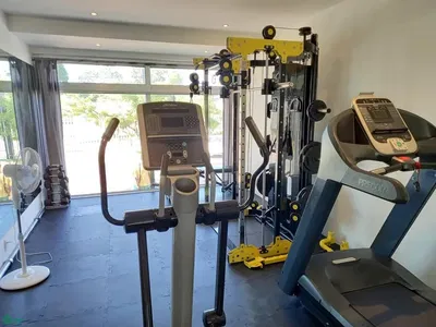 Кухиња; кухињски апарати, дрвени под, природно светло, модерни стил