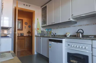 Кухня; кухненски уреди, дървен под, естествена светлина, модерен стил