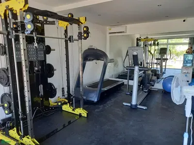 Obývací pokoj; dřevěná podlaha, přirozené světlo, moderní styl