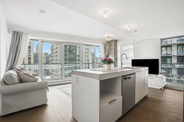 Дневна соба; дрвени под, природно светло, модерни стил