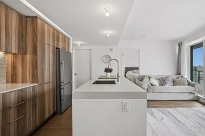 Cuisine; électroménager, parquet, lumière naturelle, style moderne