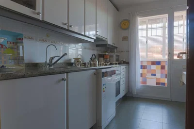 Kuchyně; kuchyňské spotřebiče, dřevěná podlaha, přirozené světlo, moderní styl