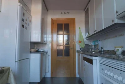 Kuchyně; kuchyňské spotřebiče, dřevěná podlaha, přirozené světlo, moderní styl