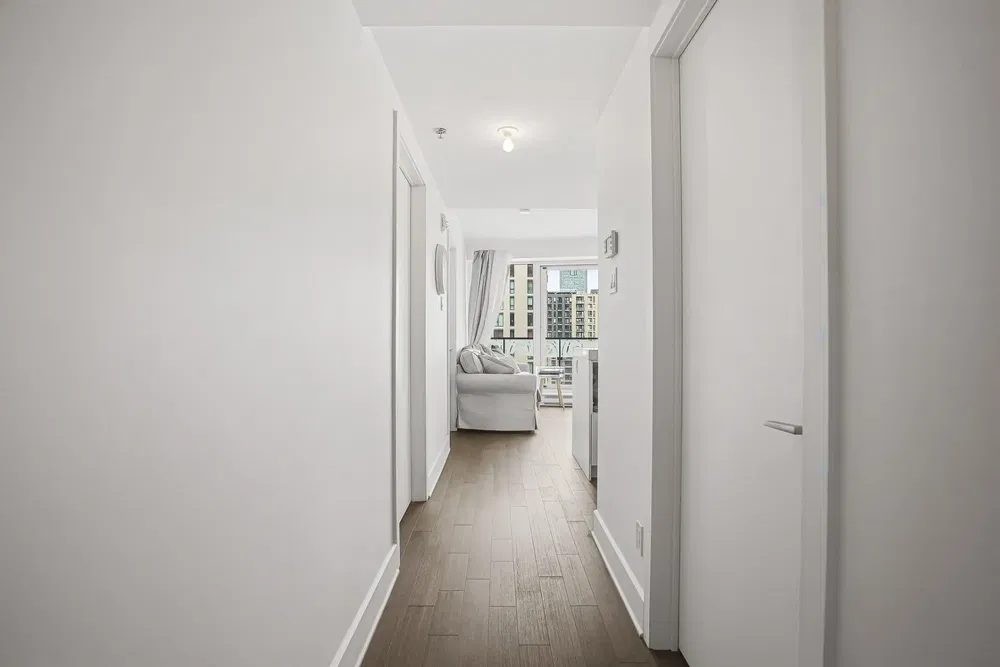 Дневна соба; дрвени под, природно светло, модерни стил