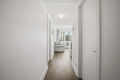 Salon; parquet, lumière naturelle, style moderne