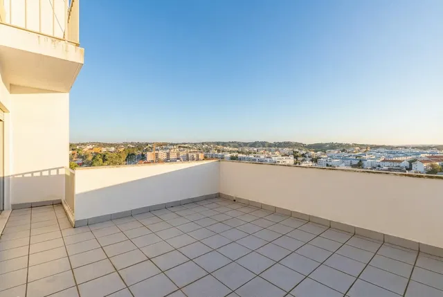 Küche; küchengeräte, holzboden, tageslicht, moderner stil