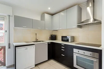 Kuchyně; kuchyňské spotřebiče, dřevěná podlaha, přirozené světlo, moderní styl