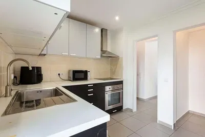 Kuchyně; kuchyňské spotřebiče, dřevěná podlaha, přirozené světlo, moderní styl